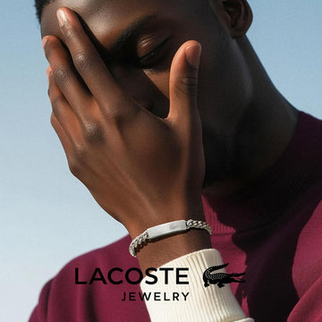 Ανδρικό βραχιόλι Lacoste 2040081 ατσάλινο σε ασημί χρώμα με ταυτότητα, φορεμένο.
